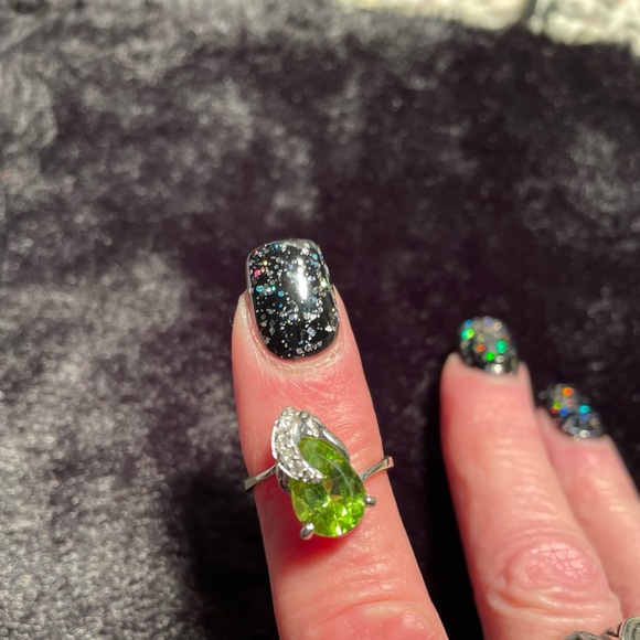 Ladies Peridot and diamond ring in 14k white gold size 7 (approx) - Picture 4 of 5